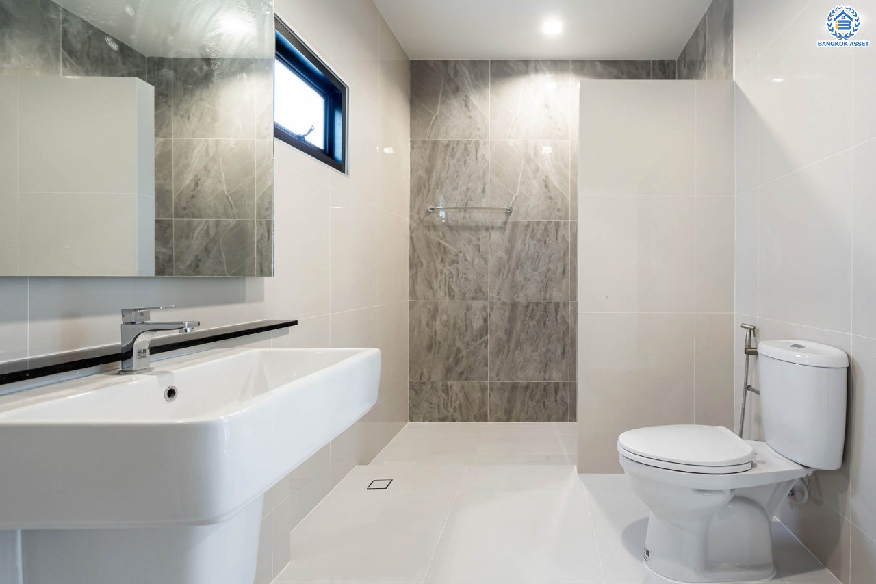 บ้านมือสองตกแต่งใหม่ โครงการ เมืองเอก โครงการ8  วิภาวดี-รังสิต บ้านเดี่ยวหลังใหญ่ บนเนื้อที่ 105 ตร.ว. พื้นที่ใช้สอยเยอะถึง 444 ตร.ม. พร้อมฟังก์ชัน 3 ห้องนอน 5 ห้องน้ำ 1 ห้องอเนกประสงค์ 1 ห้องแม่บ้าน จอดรถได้ 2 คัน สุดยอดทำเล เชื่อมต่อทุกการเดินทาง ใกล้จุดขึ้นทางด่วน "ศรีสมาน" และมหาวิทยาลัยรังสิต